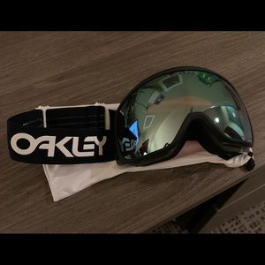 Snowboarding Googles. FLIGHT TRACKER XM oakley